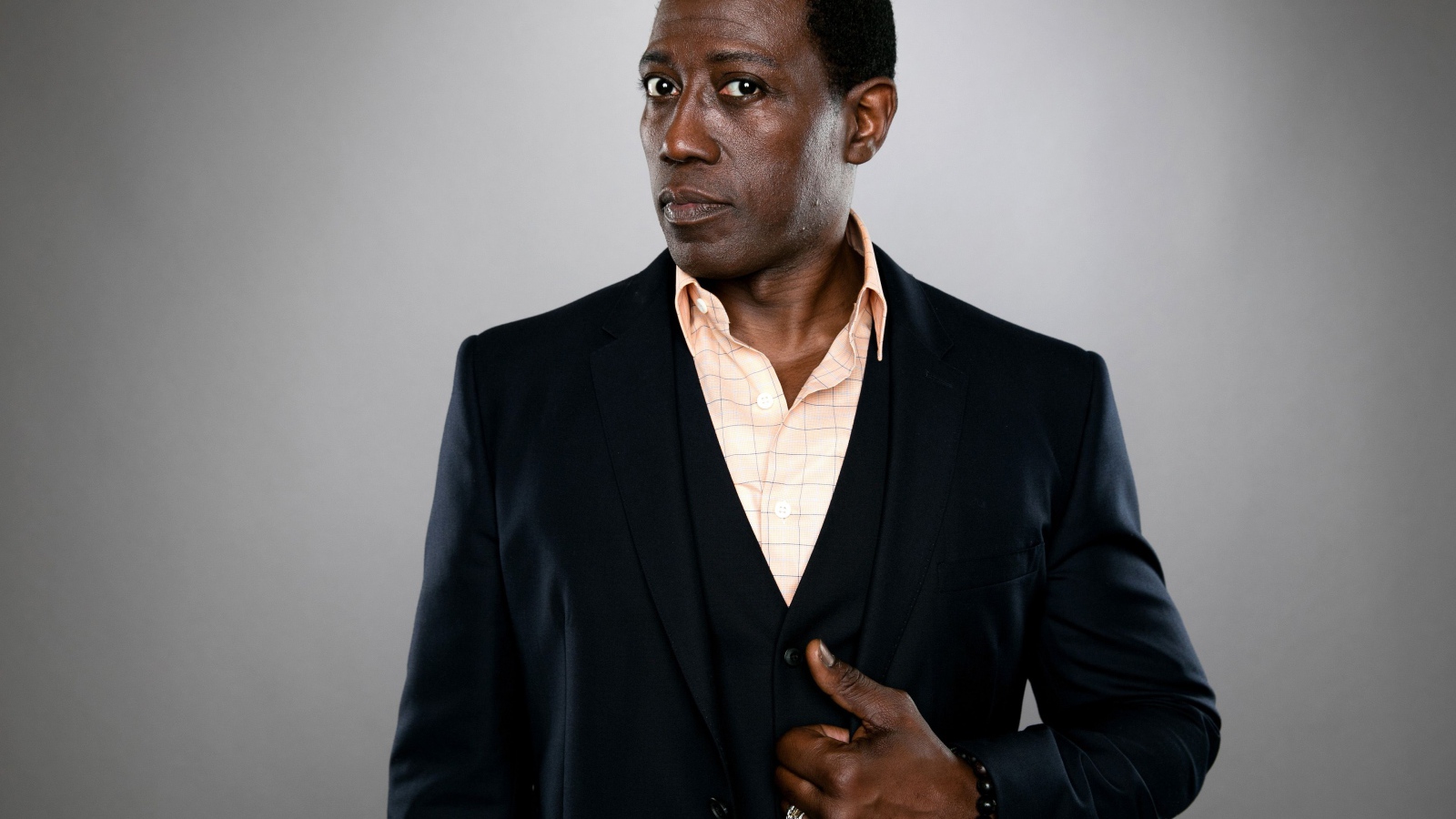 Темнокожий американский актер Уэсли Снайпс в костюме