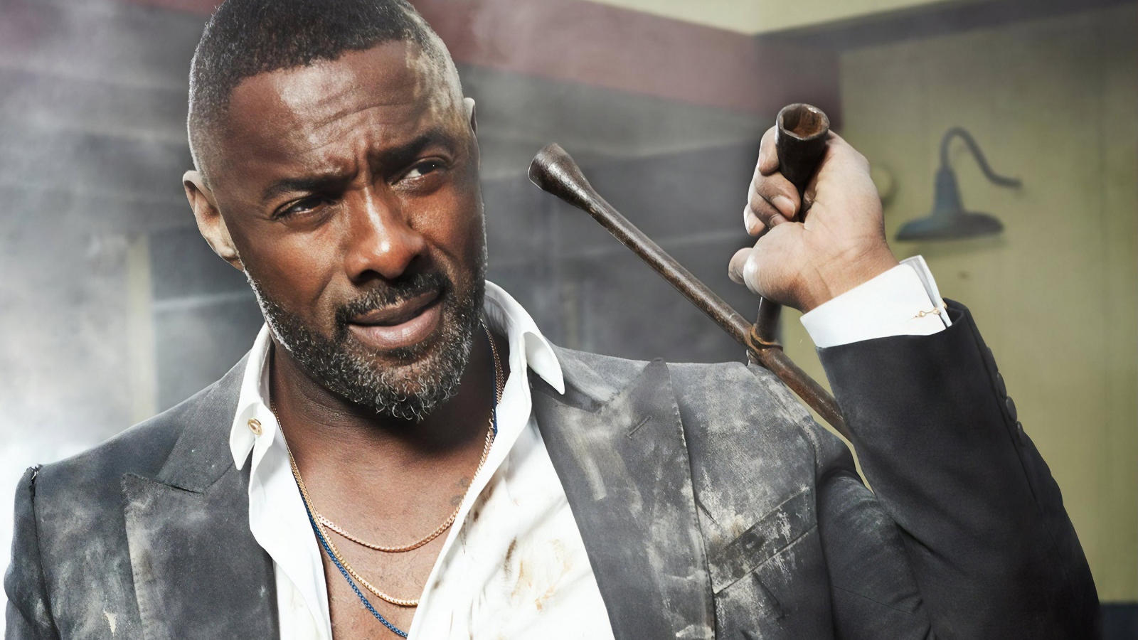 Темнокожий актер Идрис Эльба с ключом в руке