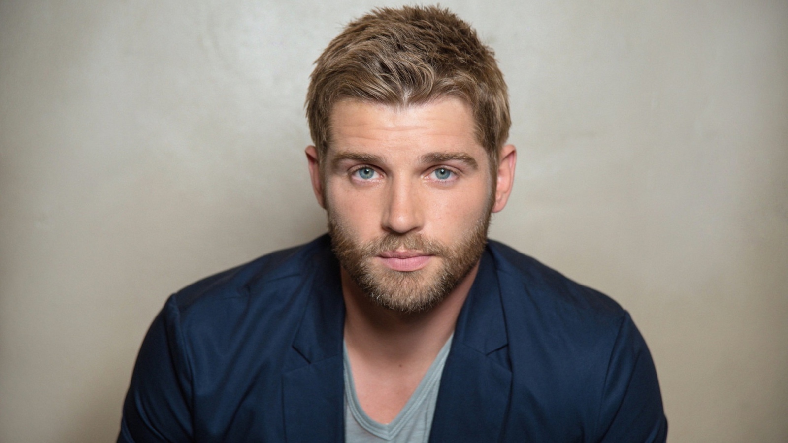 Голубоглазый мужчина, американский актер Майкл Фогель