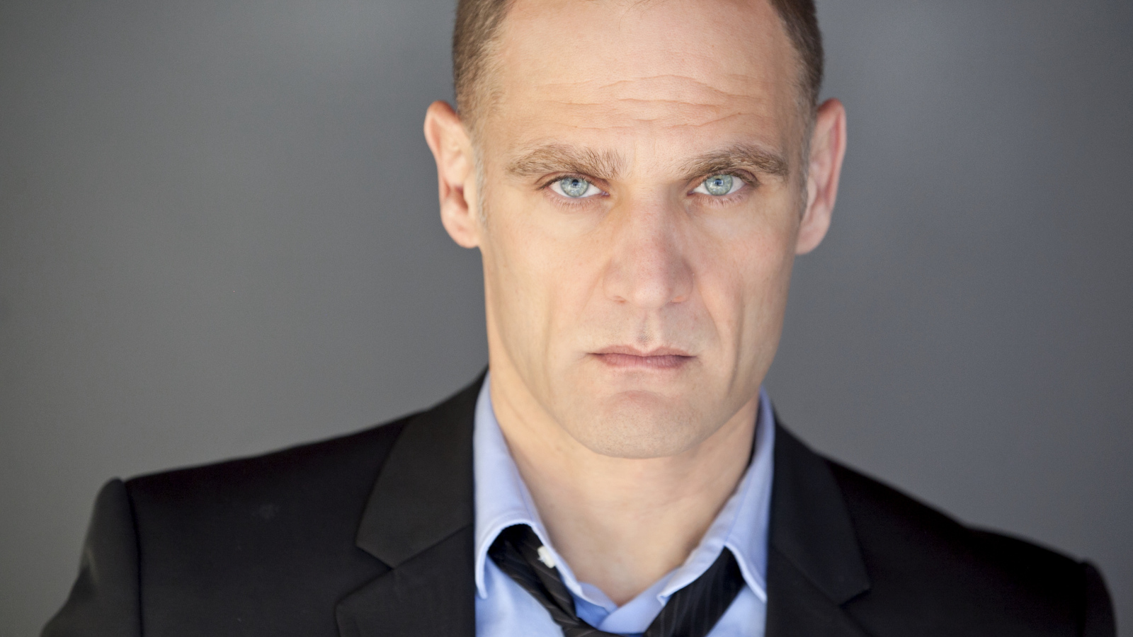 Голубоглазый мужчина, канадский актер Андреас Апергис