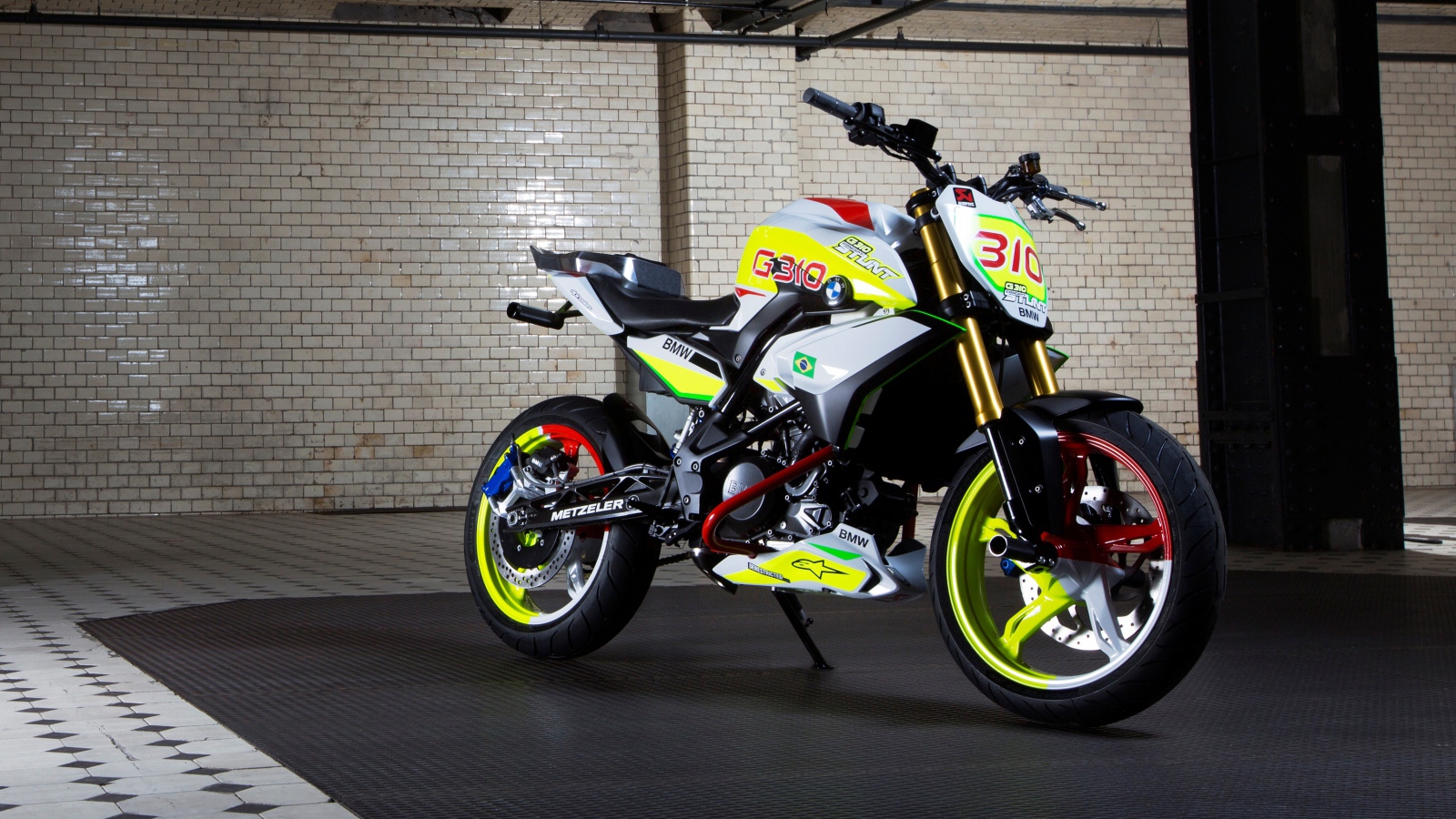 Мотоцикл BMW Concept Stunt G 310 в гараже