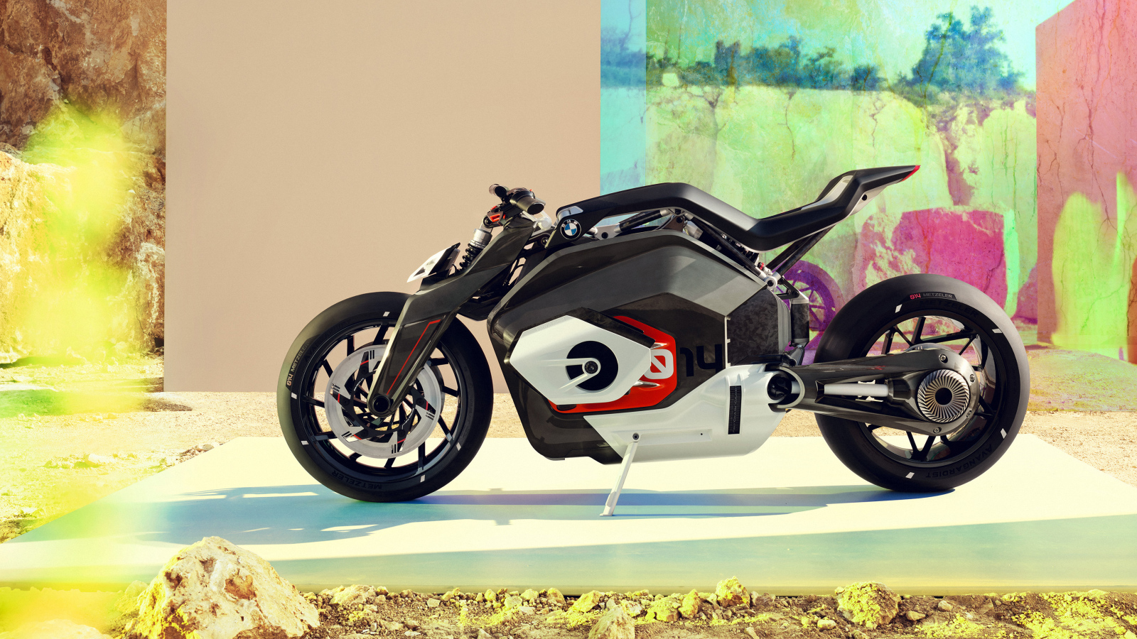 Большой мотоцикл BMW Motorrad Vision DC Roadster 2019 года у стены