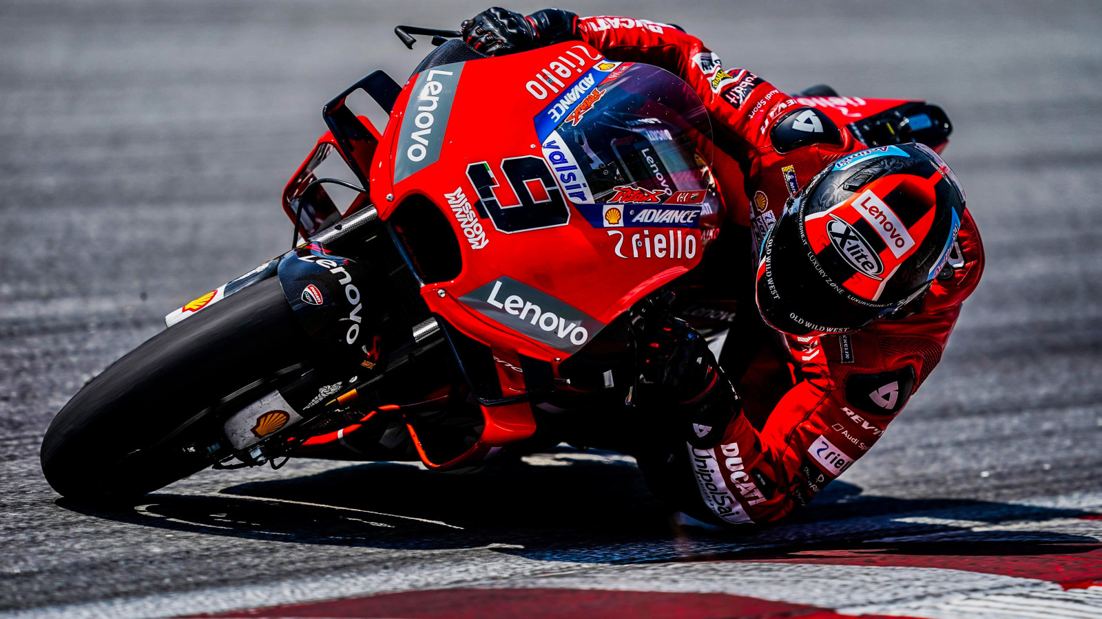 Гонщик на мотоцикле Ducati Corse 