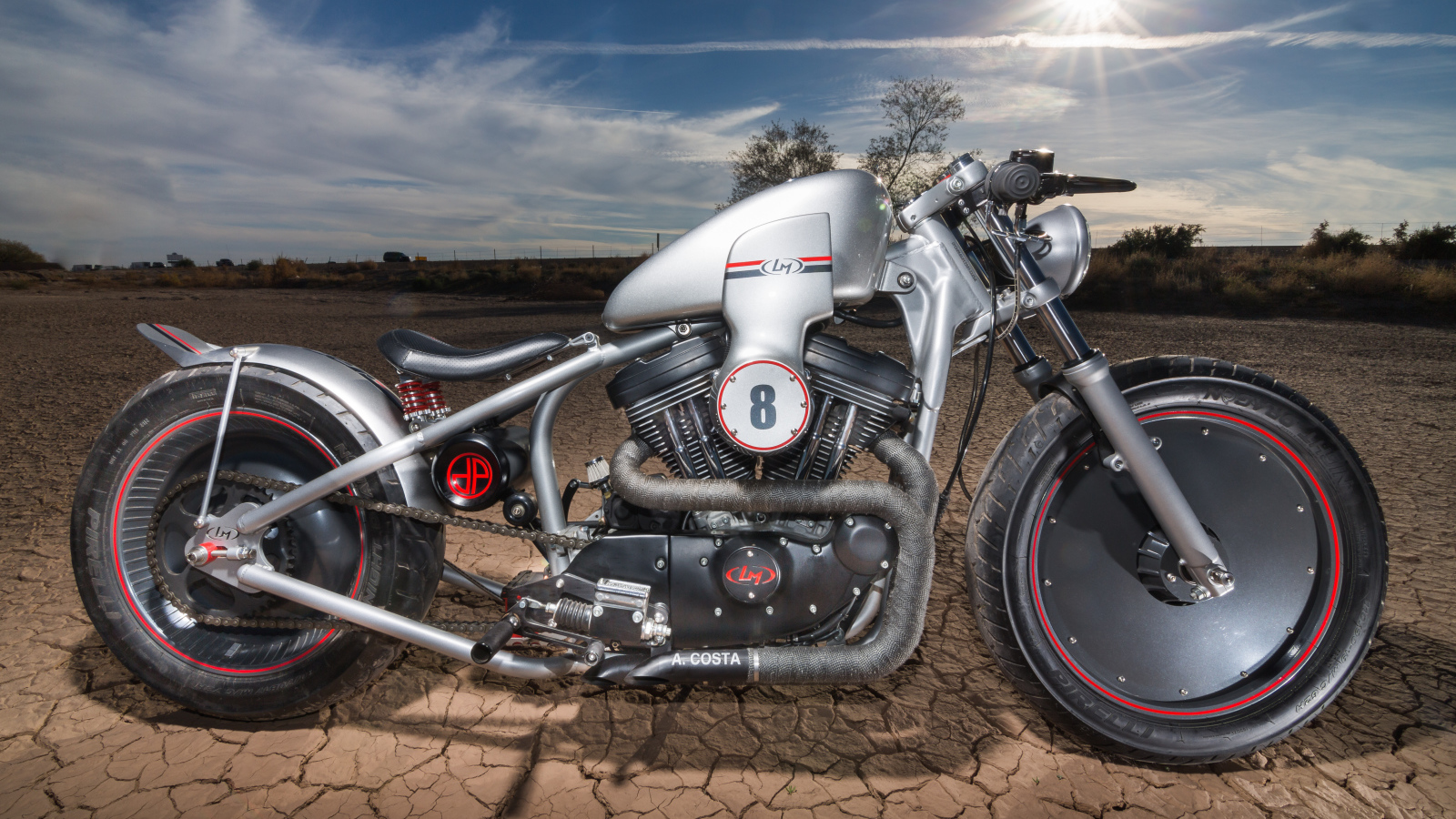 Мотоцикл Harley-Davidson стоит на земле под палящим солнцем 