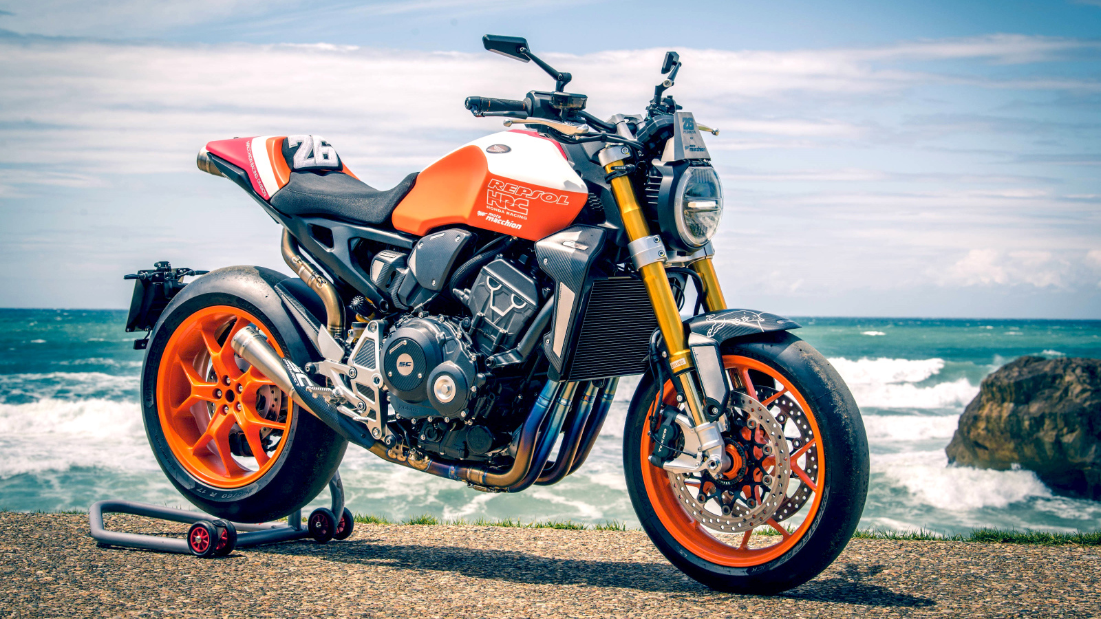 Большой мотоцикл Honda CB1000R 2019 года у моря