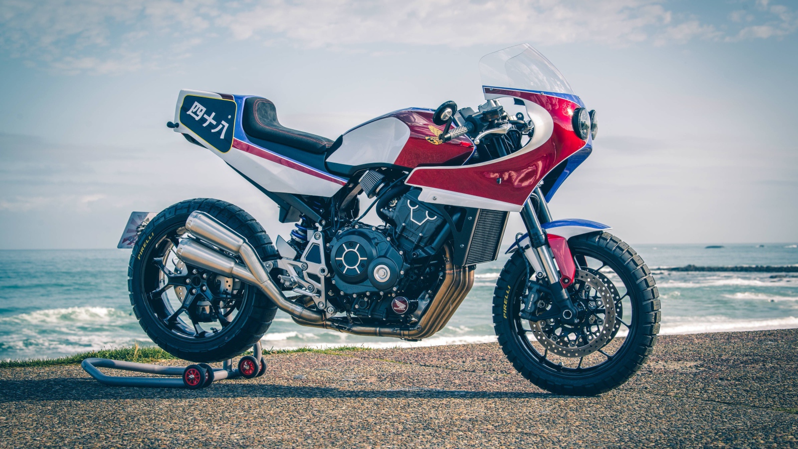 Большой мотоцикл Honda CB1000R Dirt Endurance 2019 года у воды