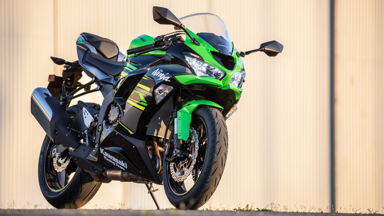 Мотоцикл Kawasaki Ninja ZX-6R 2019 года у стены