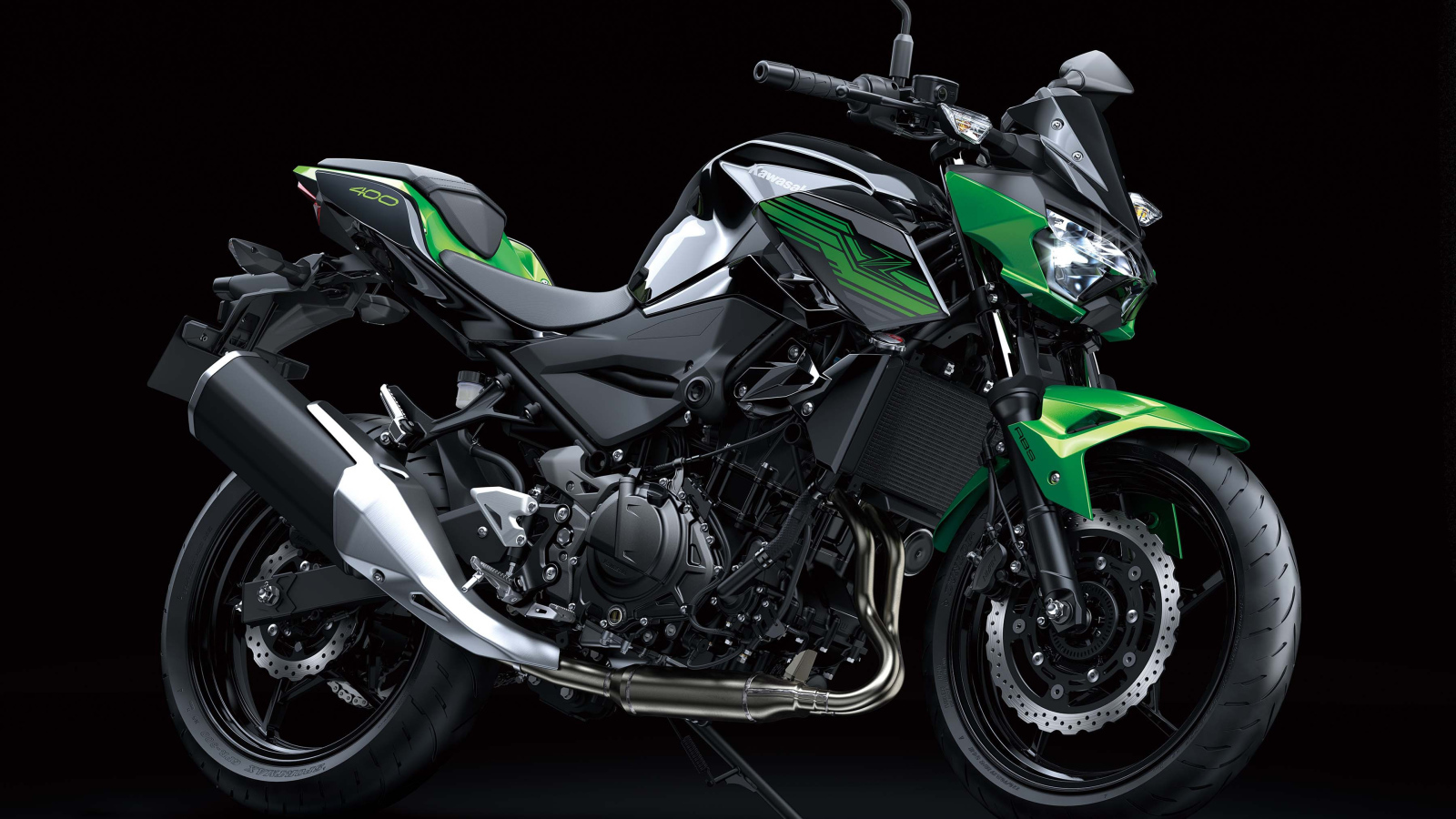 Большой мотоцикл Kawasaki Z400 на черном фоне
