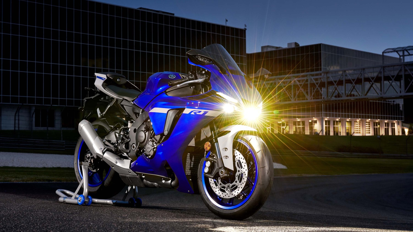 Мотоцикл Yamaha YZF-R1 2020 года с включенной фарой