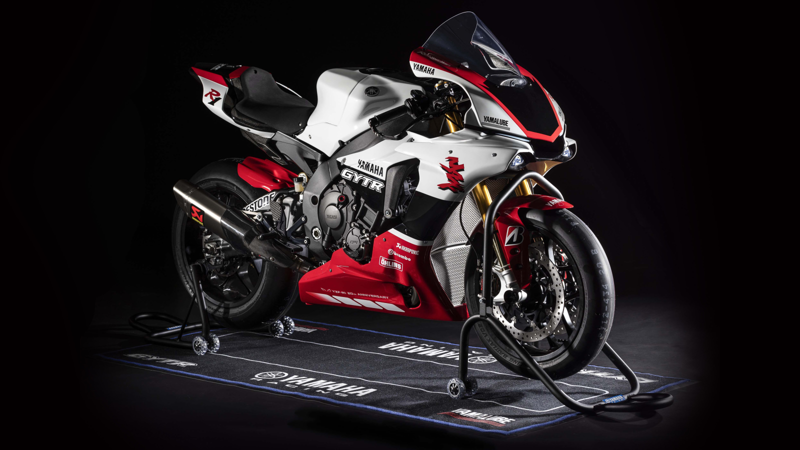 Мотоцикл Yamaha YZF-R1 GYTR, 2019 года на черном фоне