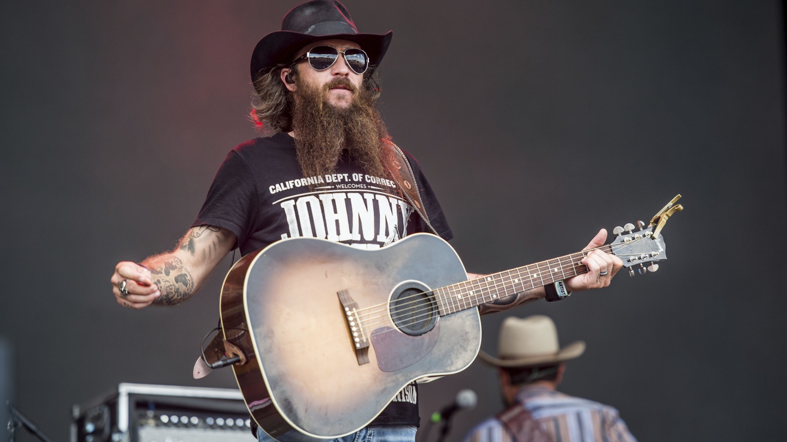 Американский певец Коди Джинкс с гитарой на сцене