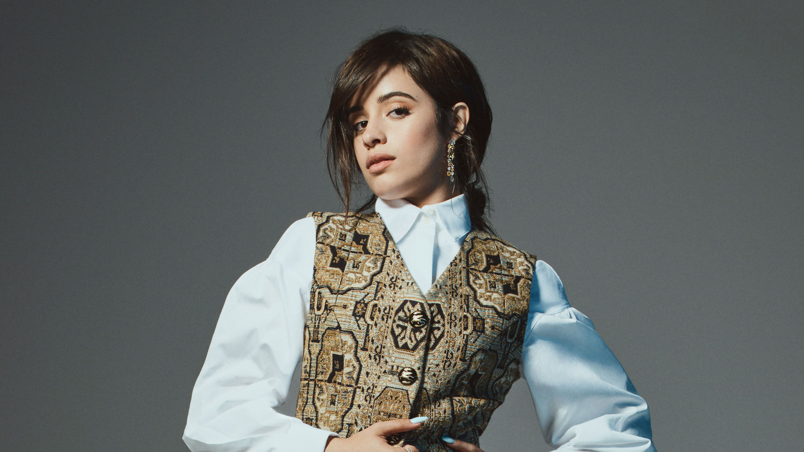 Красивая певица Камила Кабельо на сером фоне