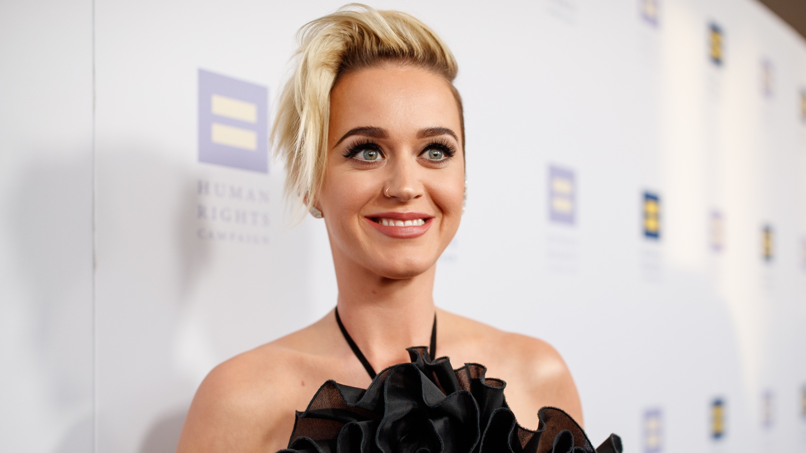 Красивая улыбающаяся девушка, певица Кэти Перри