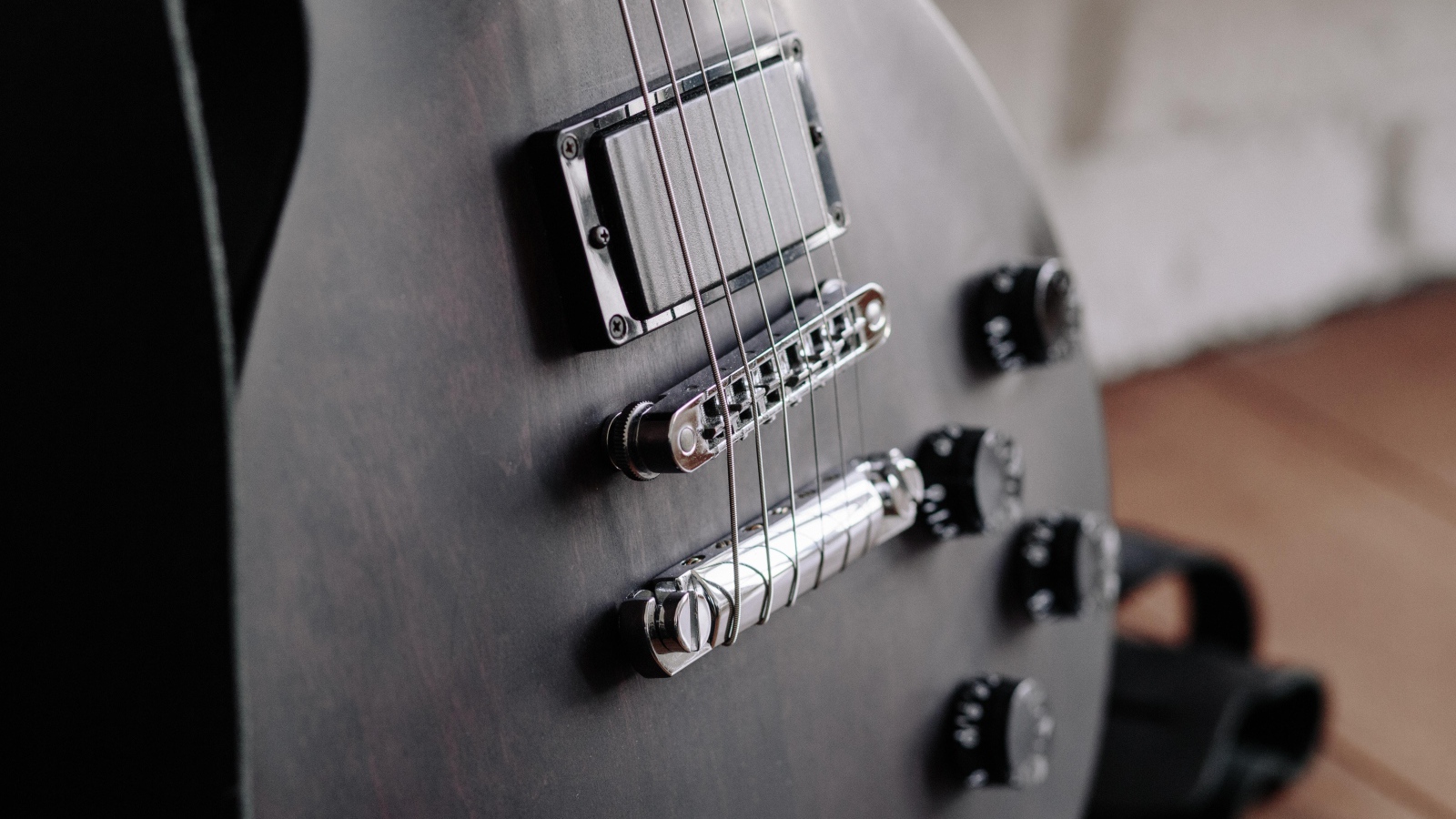 Струны электрогитары крупным планом