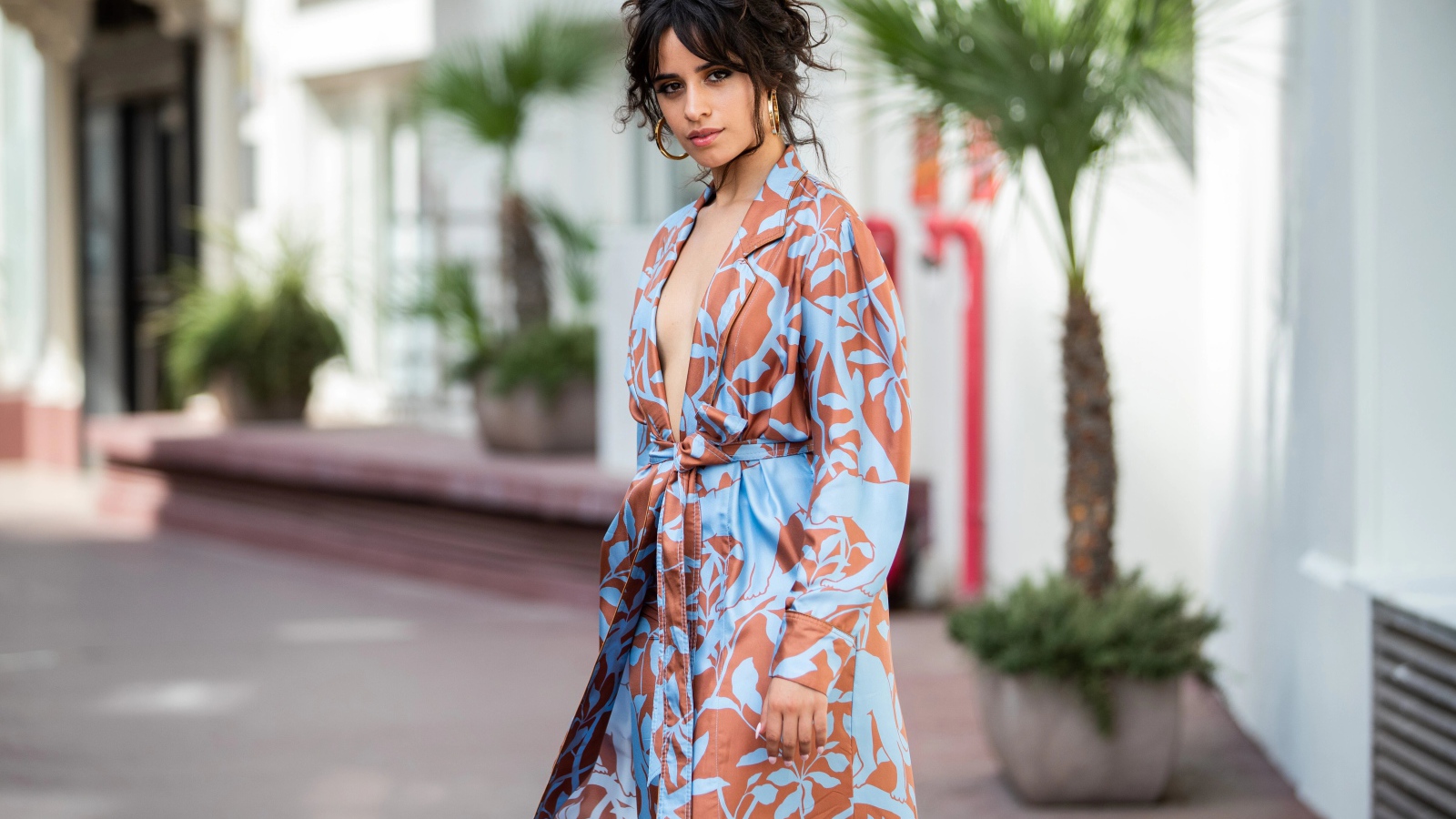 Певица Камила Кабельо в пальто на улице