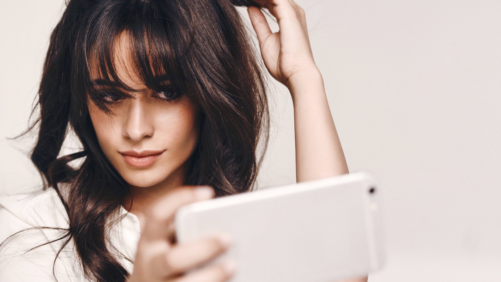 Певица Камила Кабельо делает селфи 