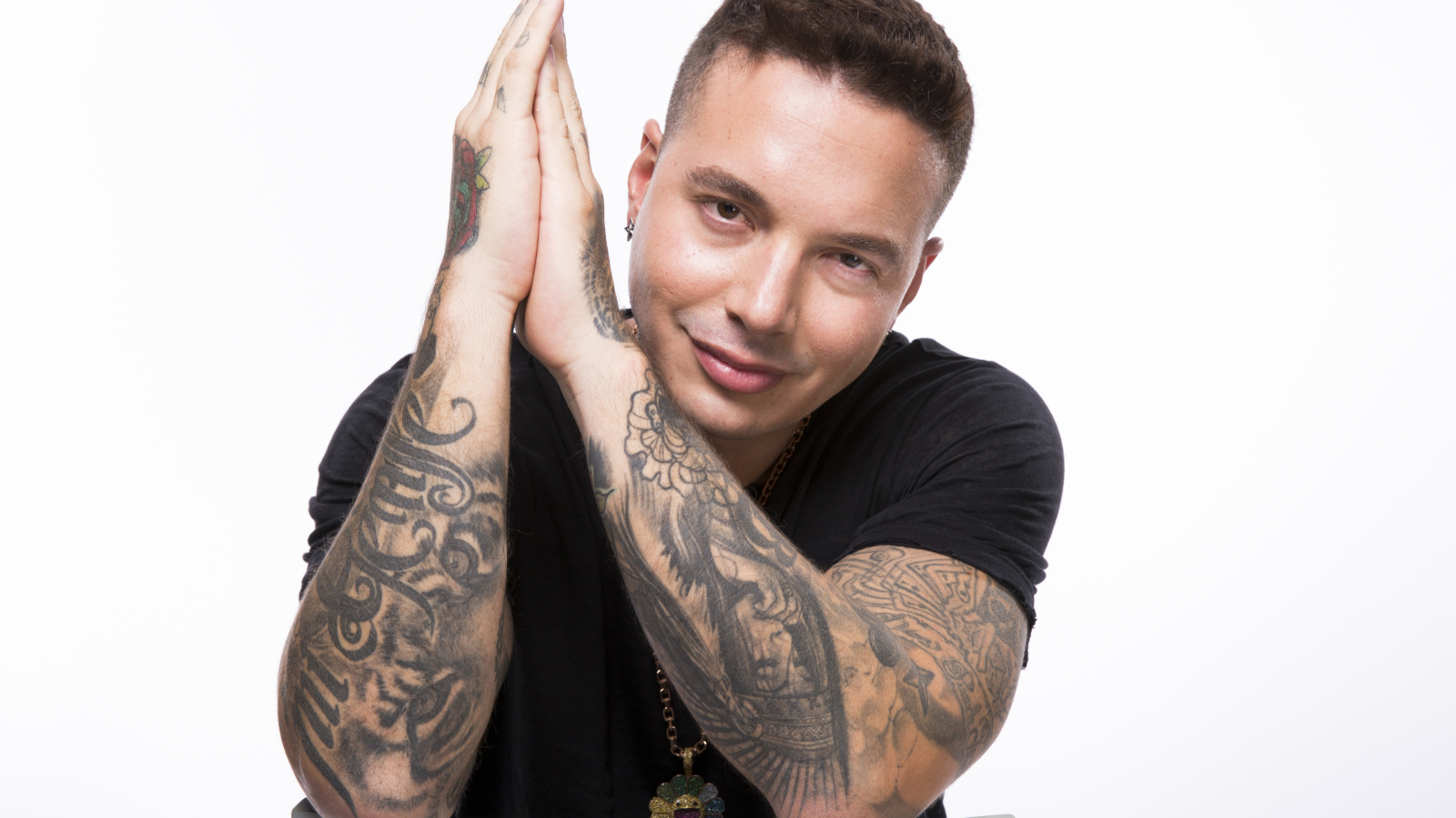 Певец Джей Бальвин с татуировками на руках