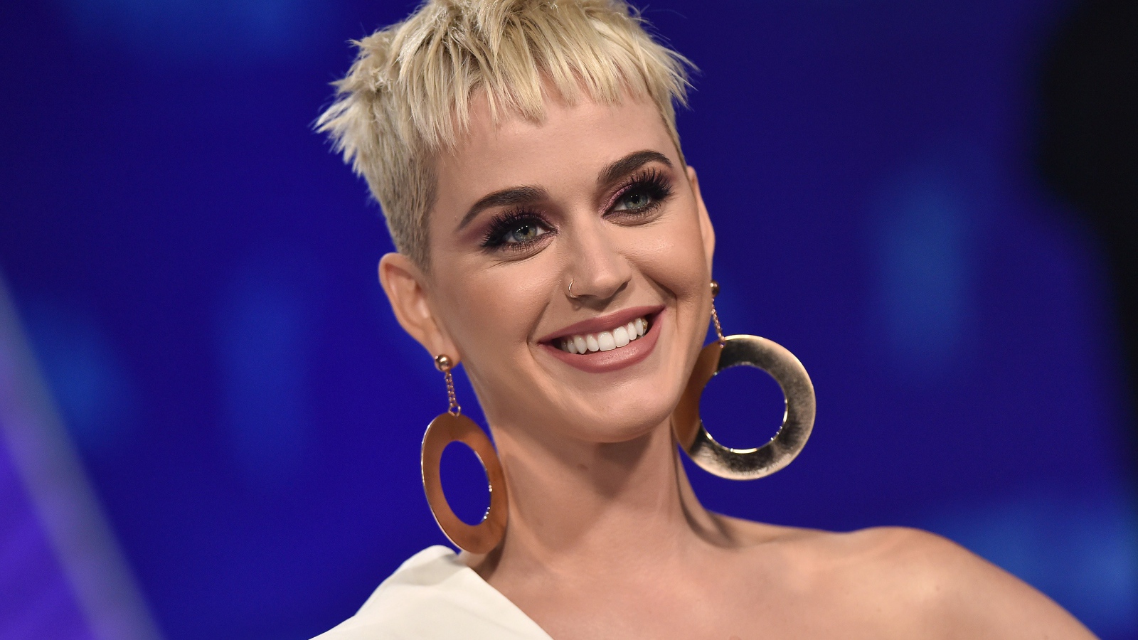 Улыбающаяся короткостриженная блондинка, певица Кэти Перри