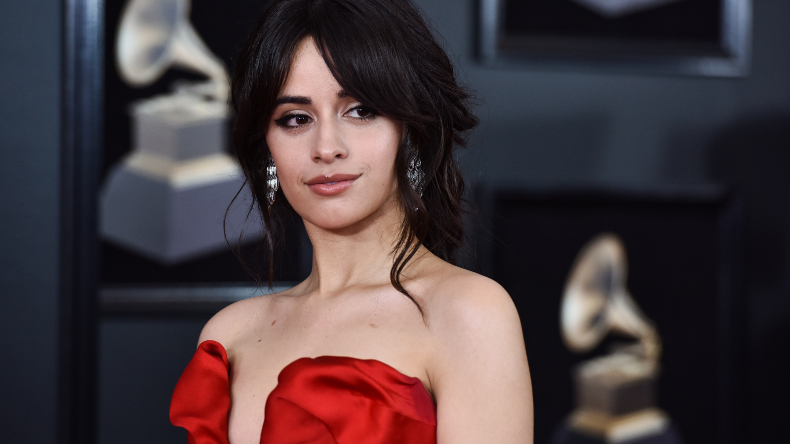 Стильная девушка певица Камила Кабельо в красном платье