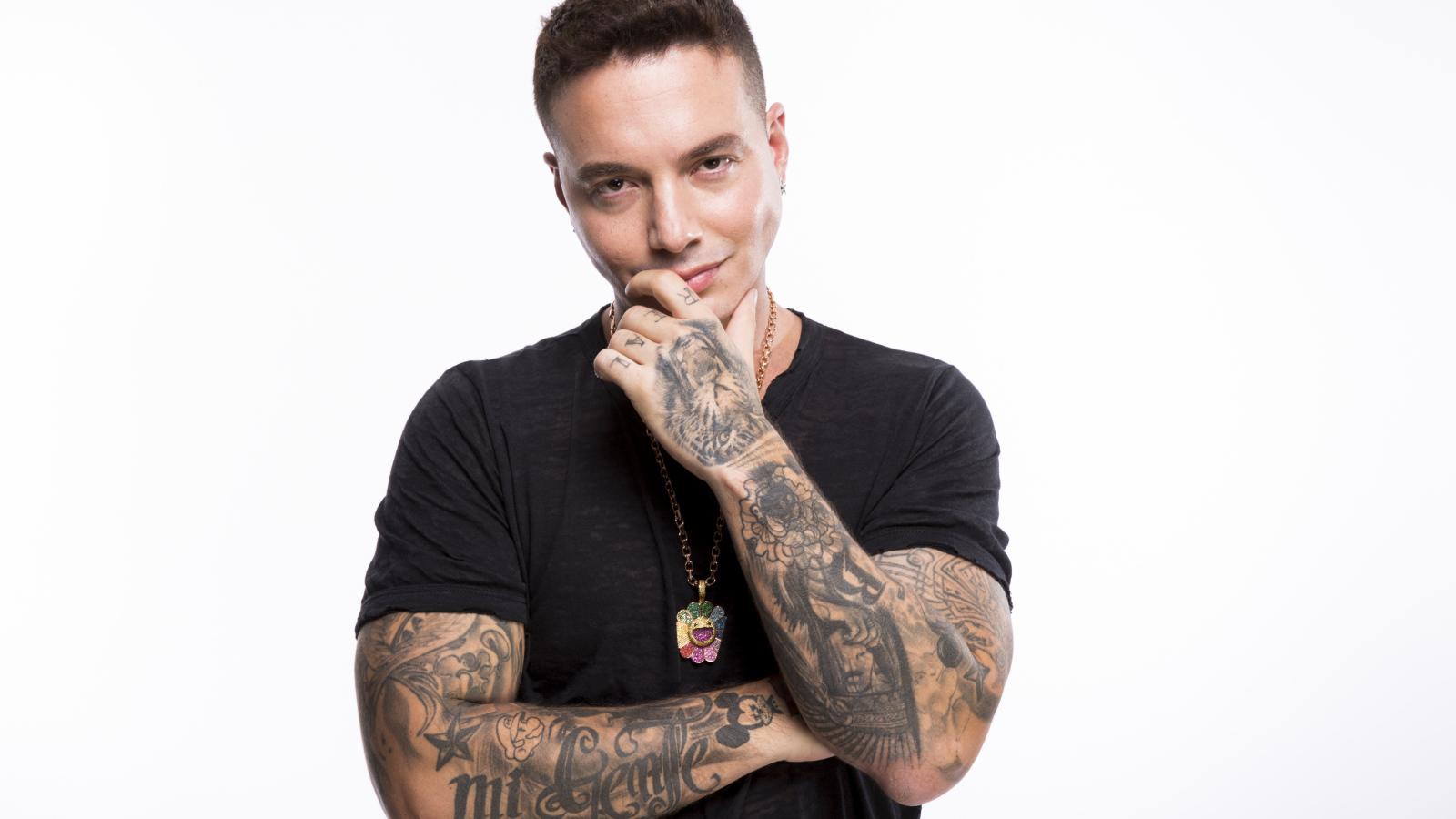 Стильный мужчина, певец Джей Бальвин в черной футболке