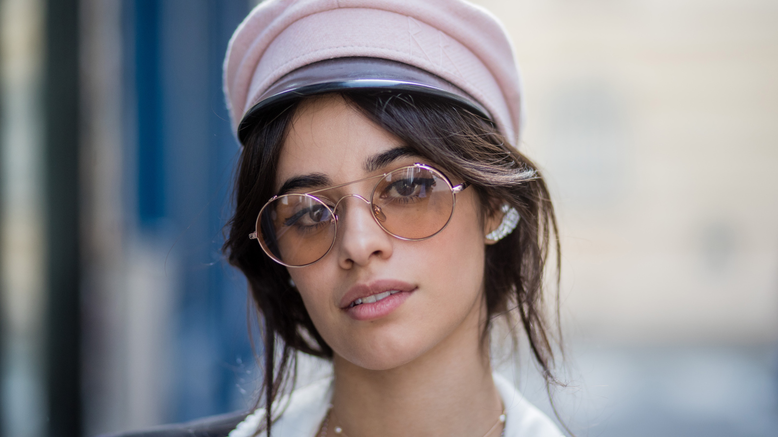 Стильная певица Камила Кабельо в очках и кепке