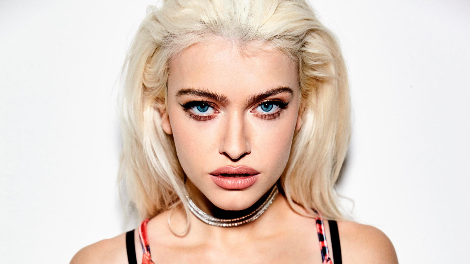 Молодая блондинка, поп исполнительница Элис Чэтер крупным планом