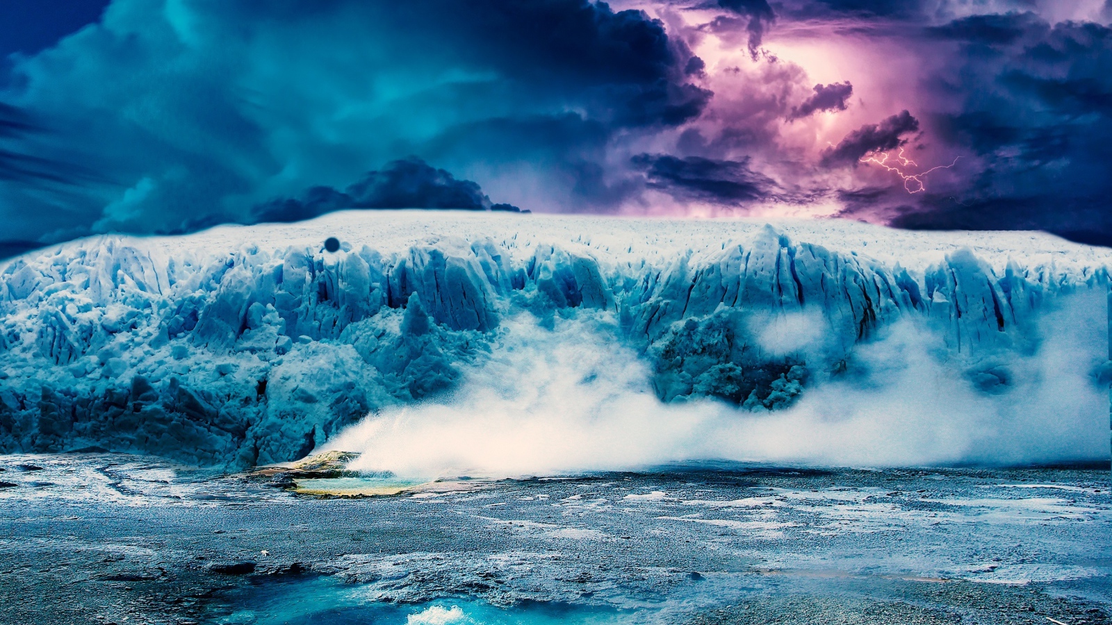 Большой голубой айсберг под грозовым небом