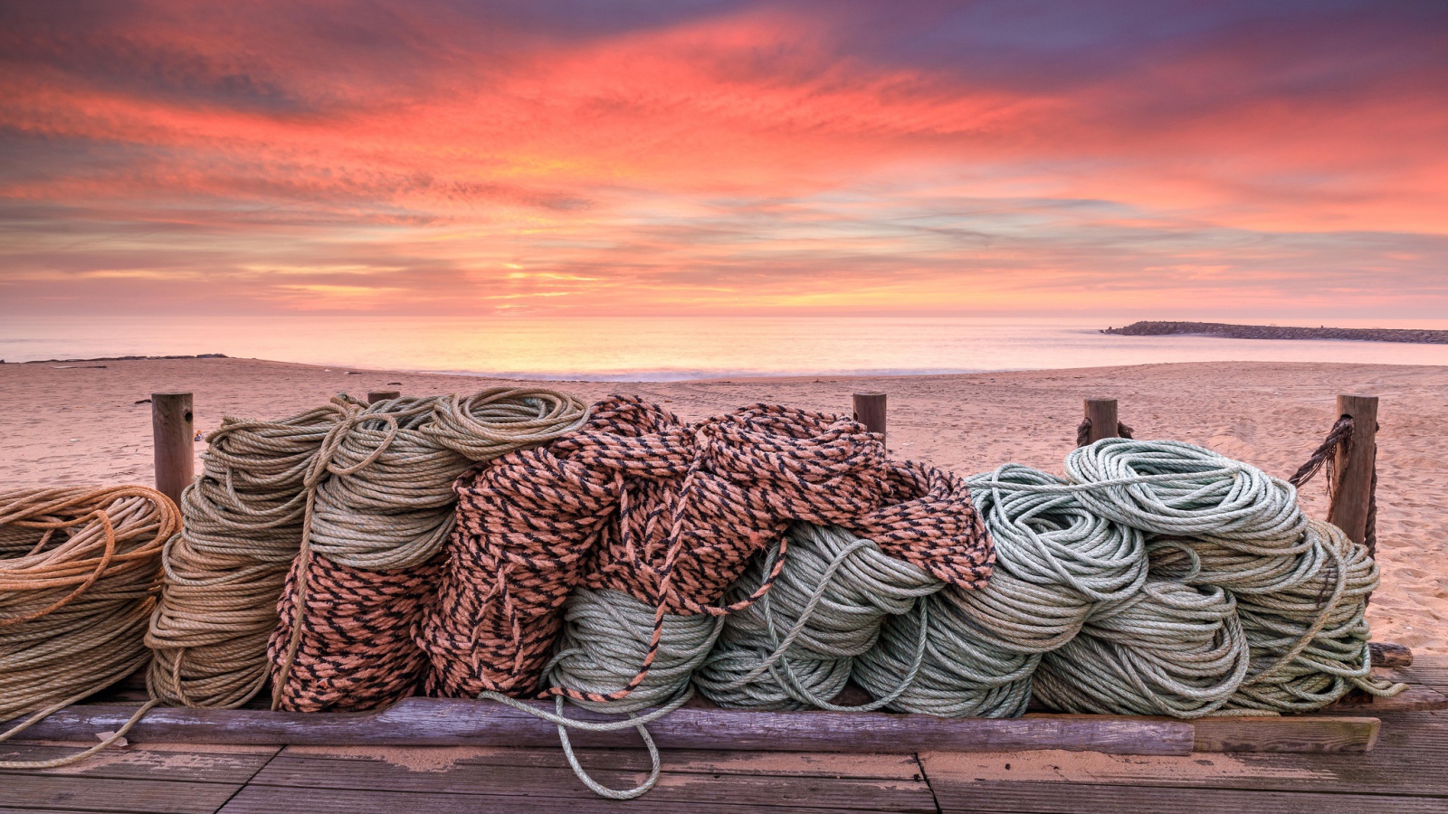 Канаты на деревянном мосту на фоне заката 