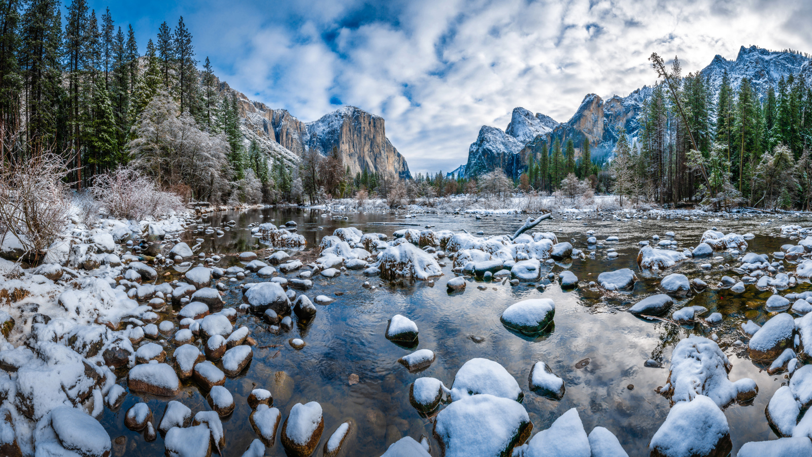 Река с покрытыми снегом камнями, Йосемитский Национальный Парк,  Калифорния. США