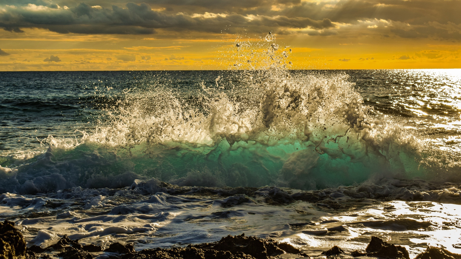Бушующие белые волны на фоне низкий облаков в небе