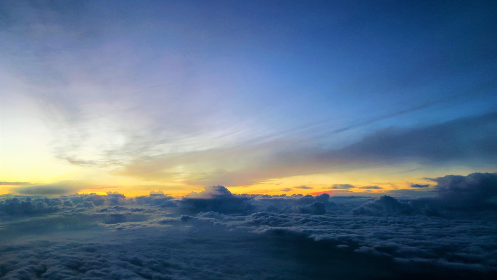 Белые низкие облака под голубым небом на рассвете
