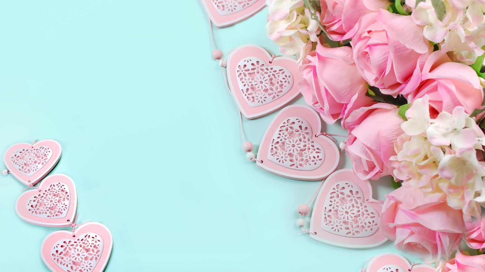 Букет розовых роз на голубом фоне с сердечками
