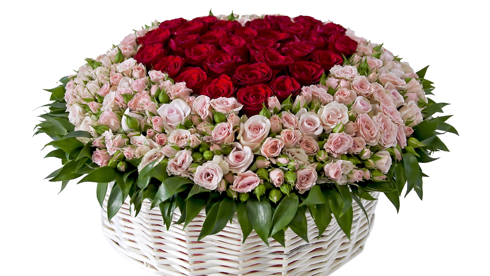 Огромный букет с розовыми и красными розами в корзине на белом фоне