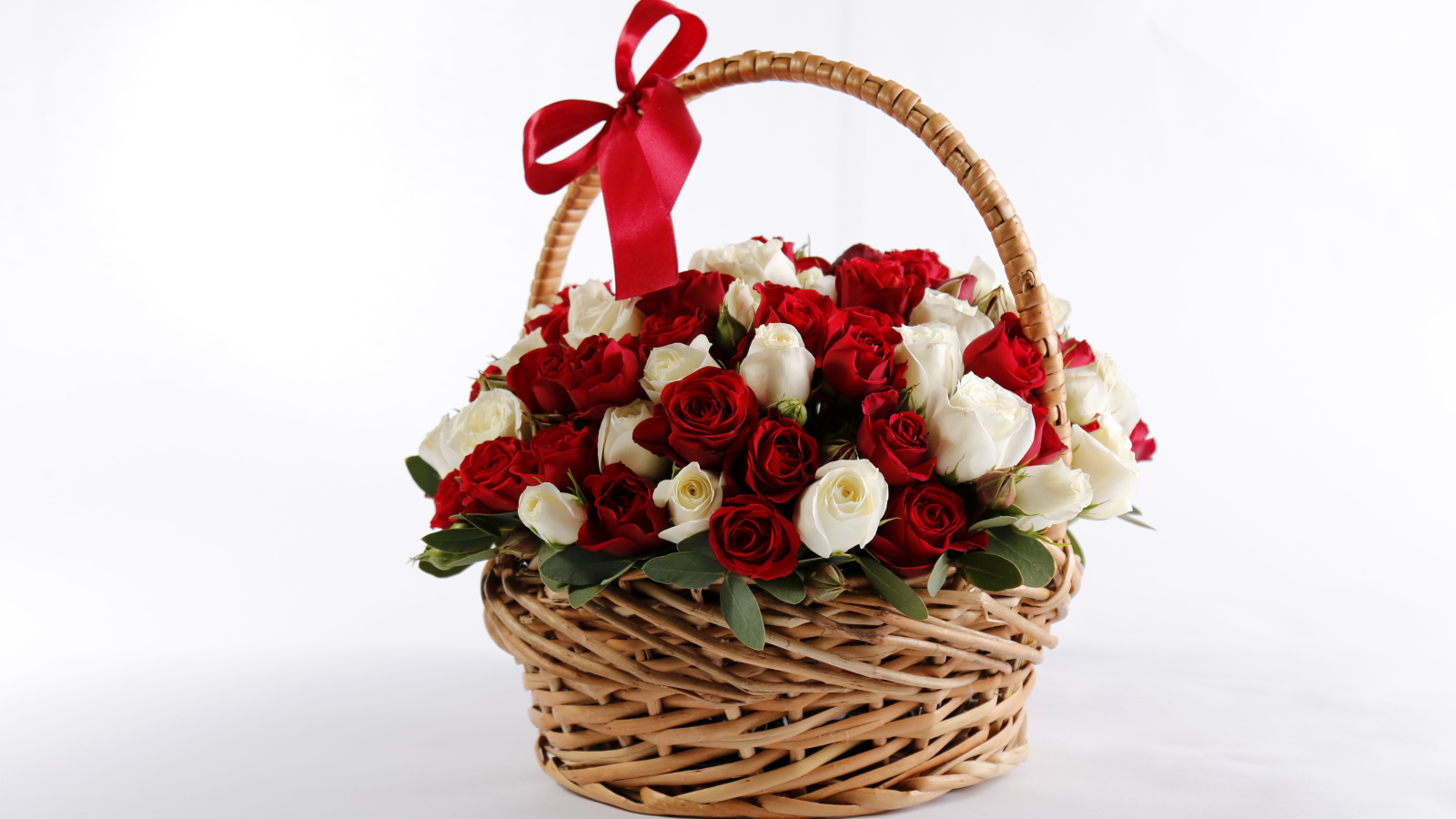 Большой букет роз в корзине в красным бантом на белом фоне