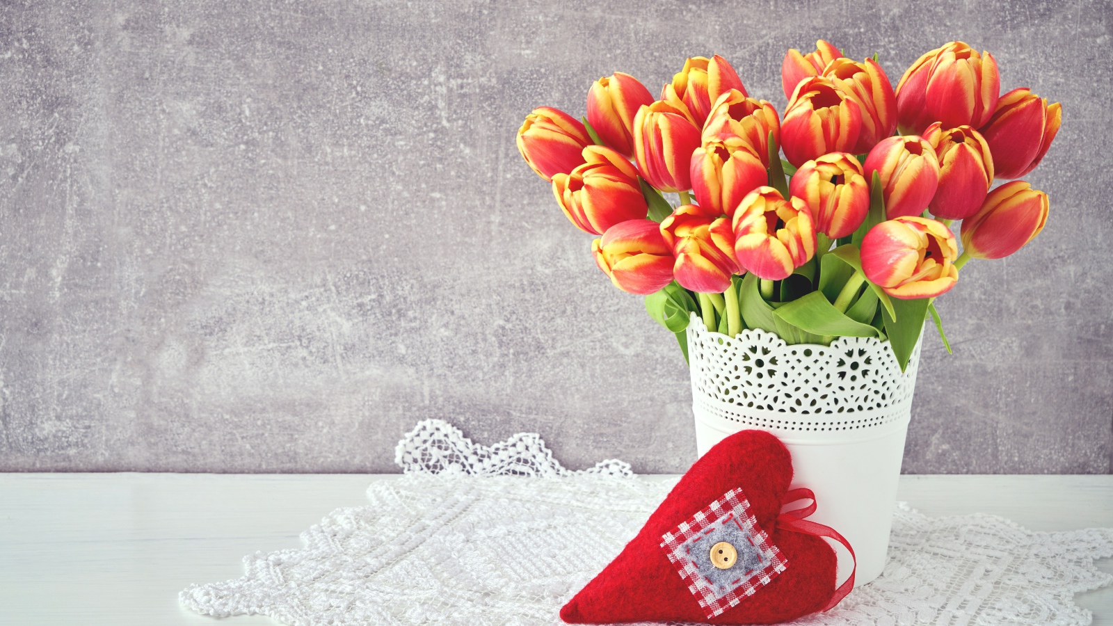 Букет красивых тюльпанов в вазе на сером фоне с сердцем
