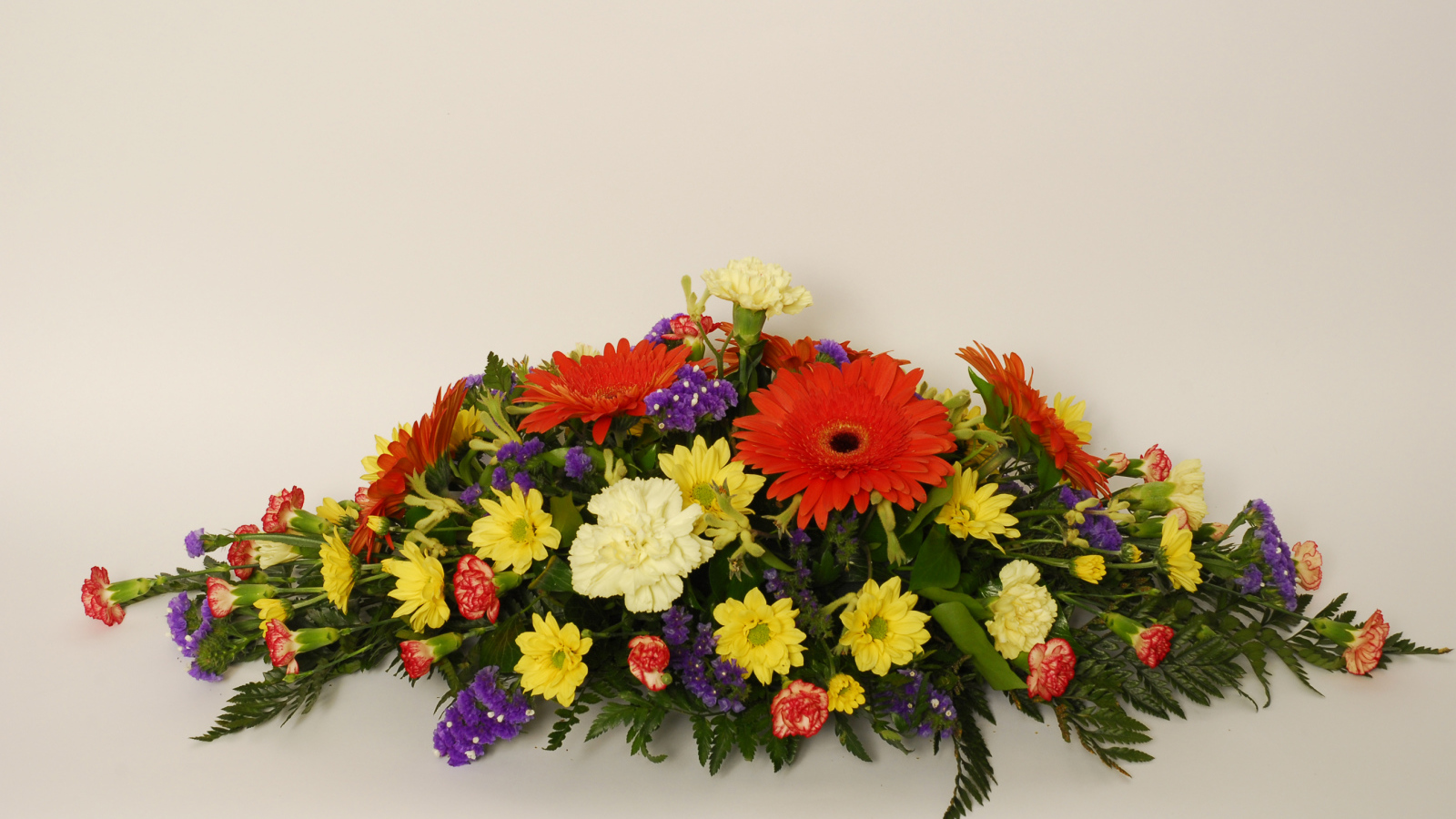 Букет разных разноцветных цветов на сером фоне