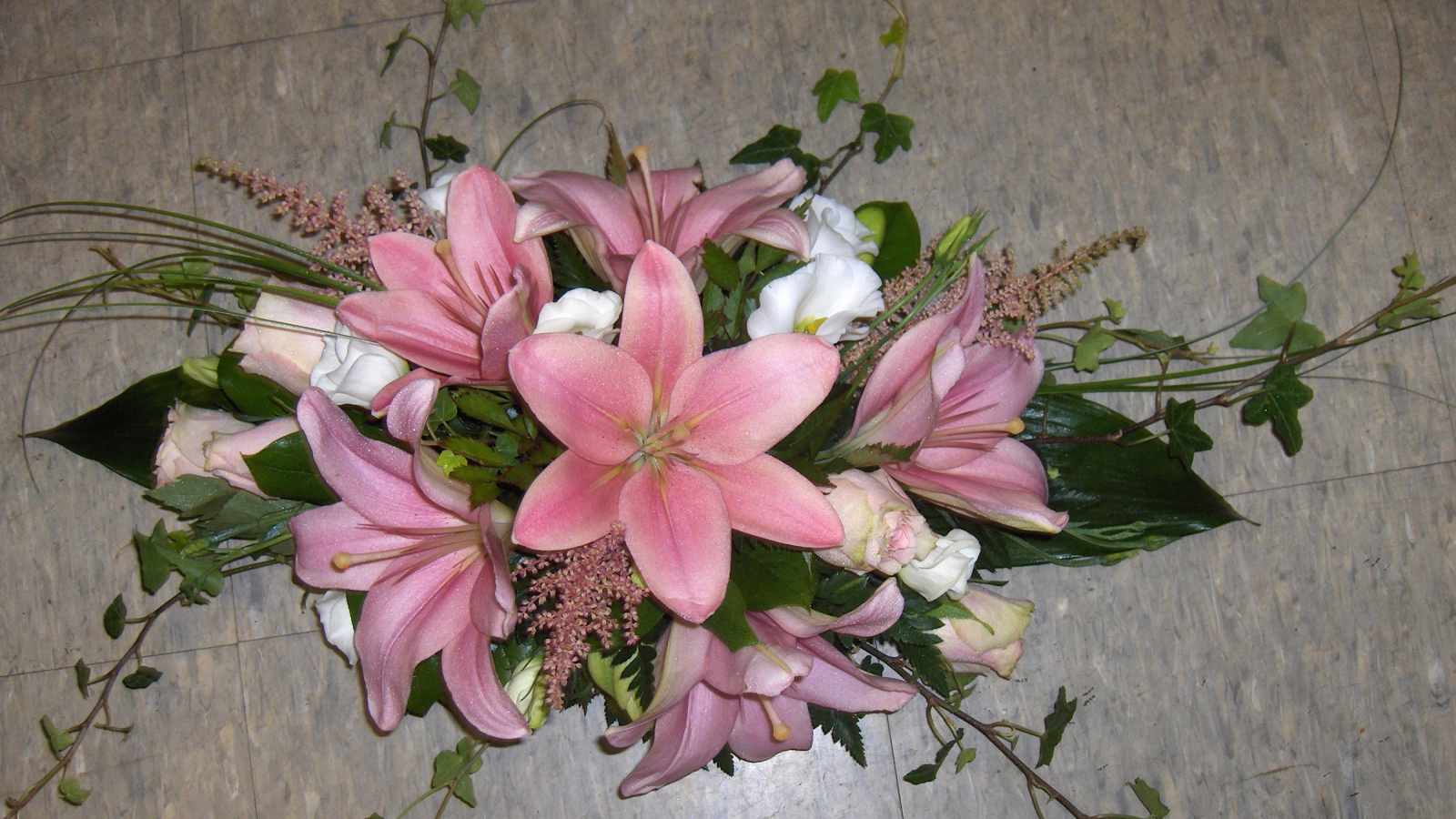 Букет розовых лилий с розами на полу 