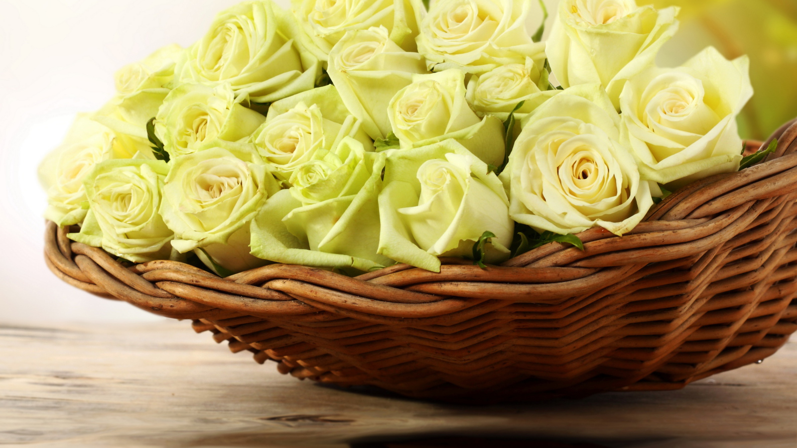 Букет белых роз в плетеной корзине