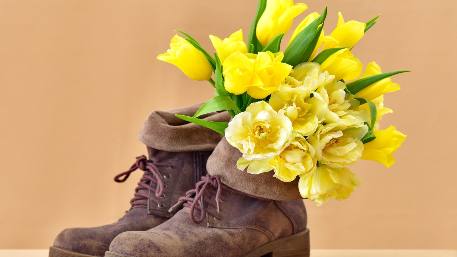 Букет желтых тюльпанов в старых ботинках 