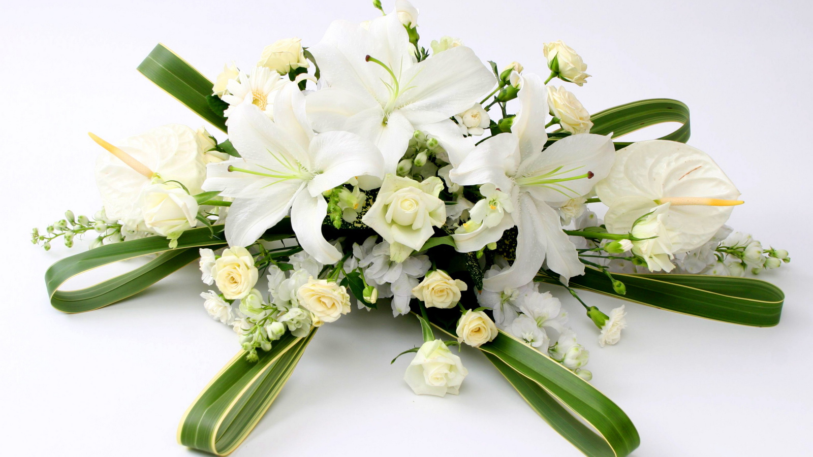 Букет с белыми розами, каллами, гвоздиками  и лилиями 
