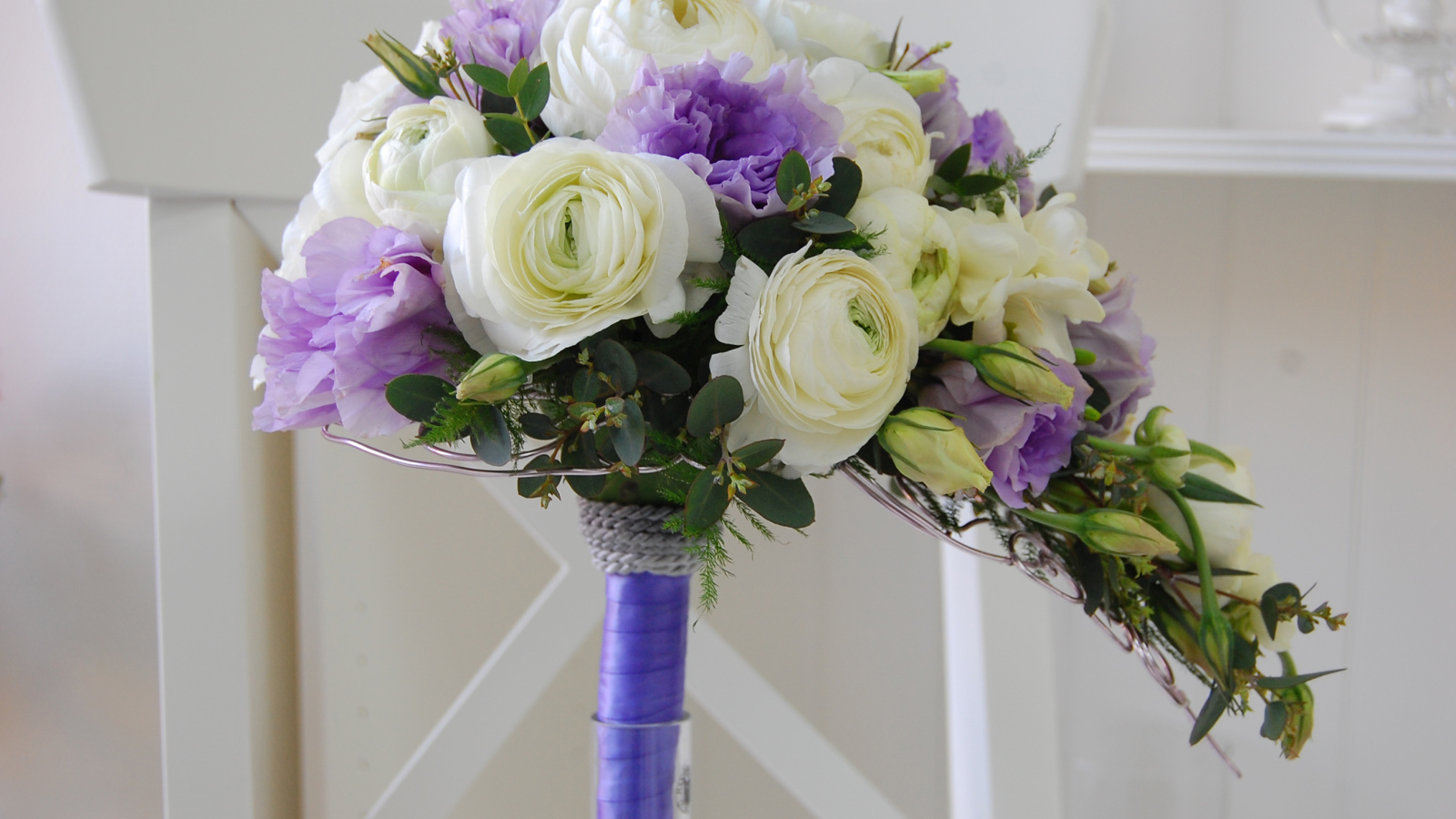 Белые лютики и цветы фиолетовой эустомы в букете 