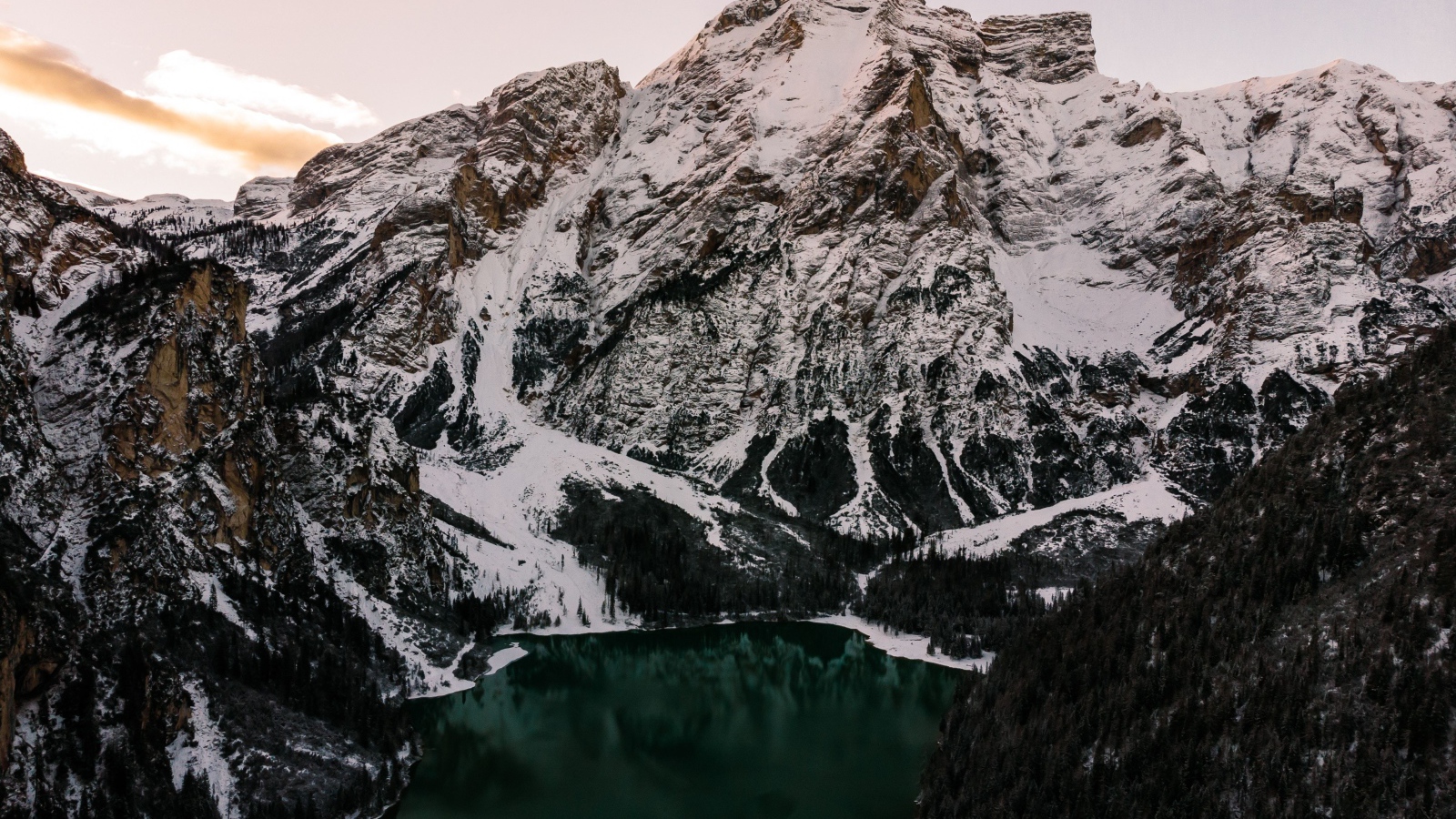 Озеро между заснеженных гор