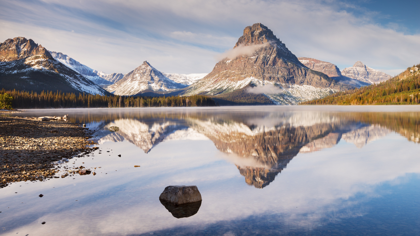 Величественные горы отражаются в прозрачной воде