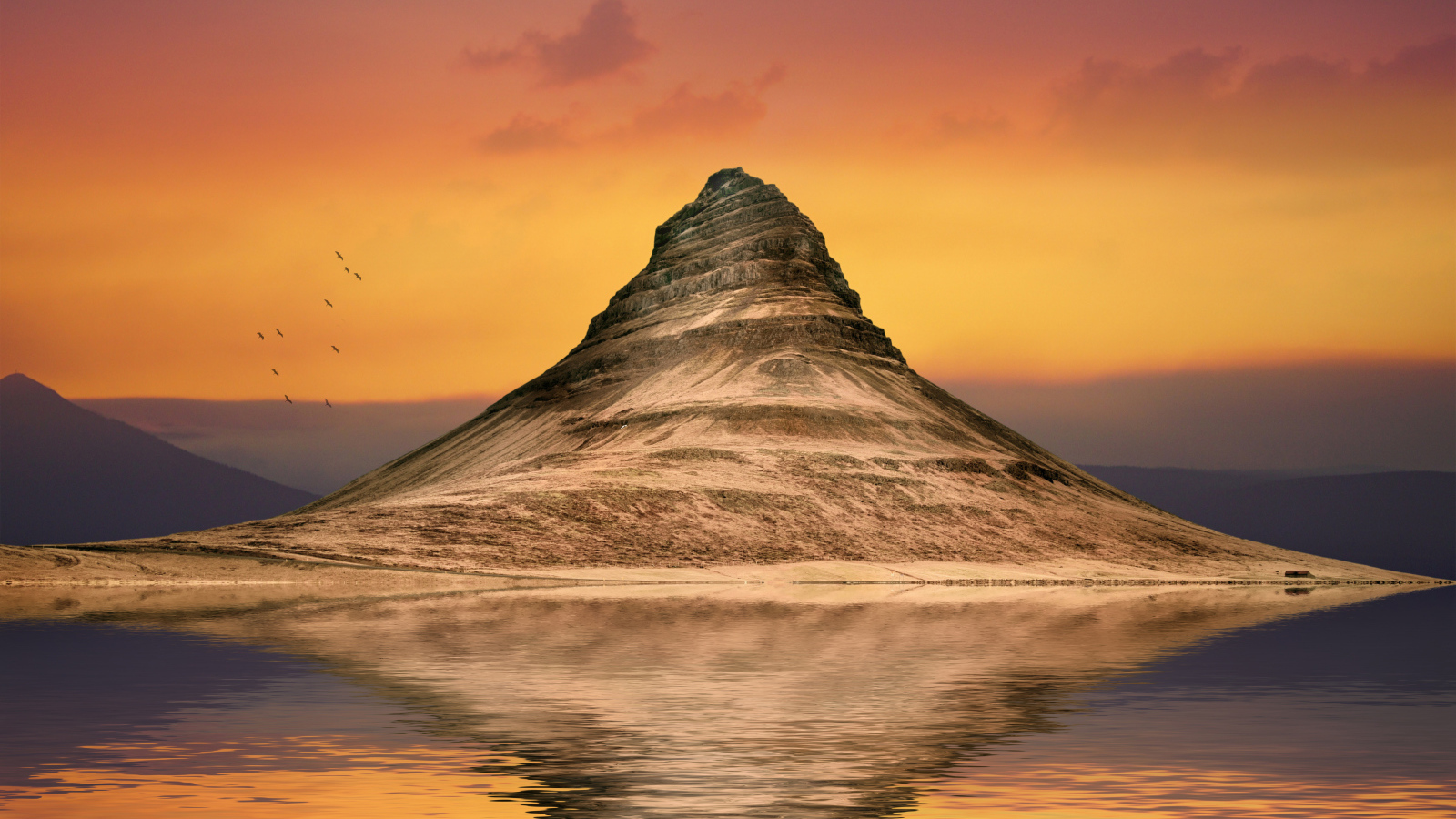 Гора отражается в воде на фоне неба на закате