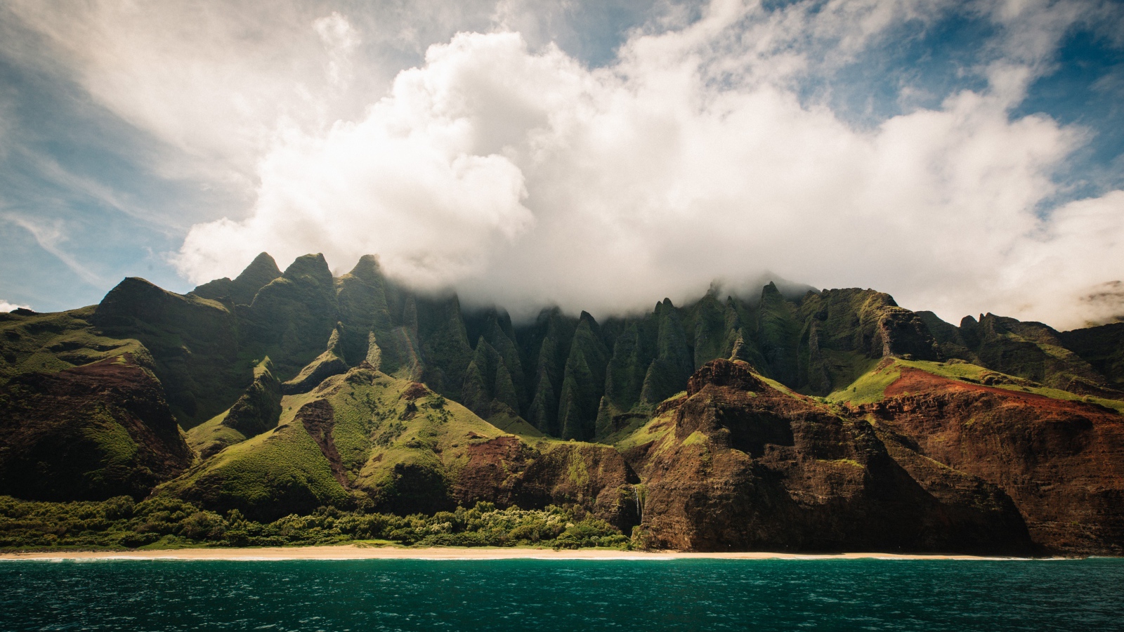 Белые облака окутывают вершину горы у озера