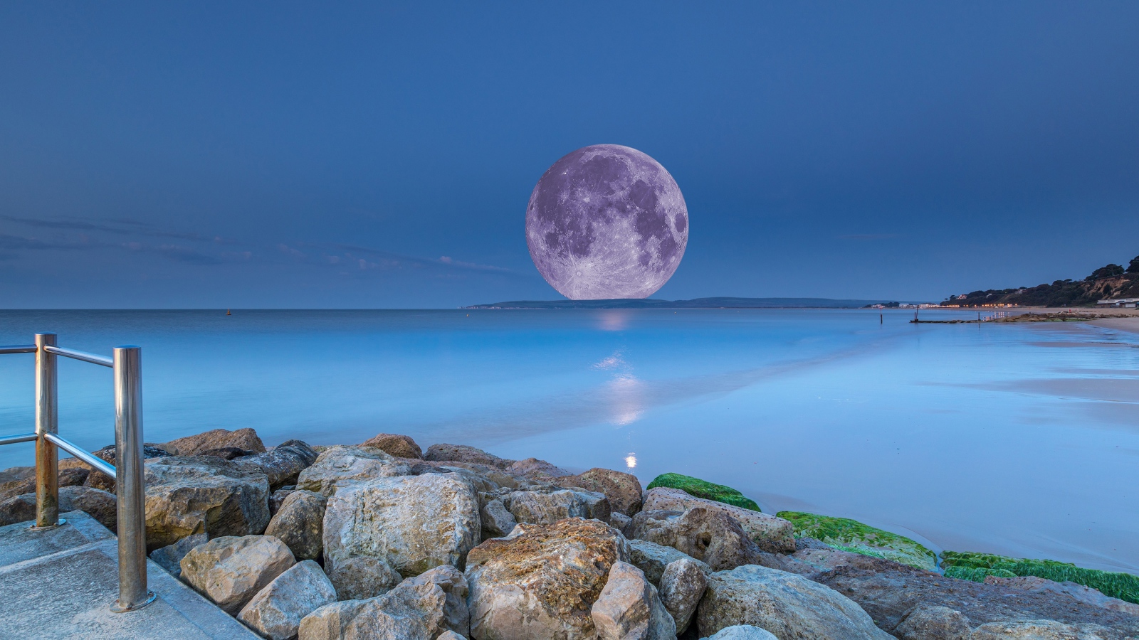 Огромная белая луна на горизонте в море