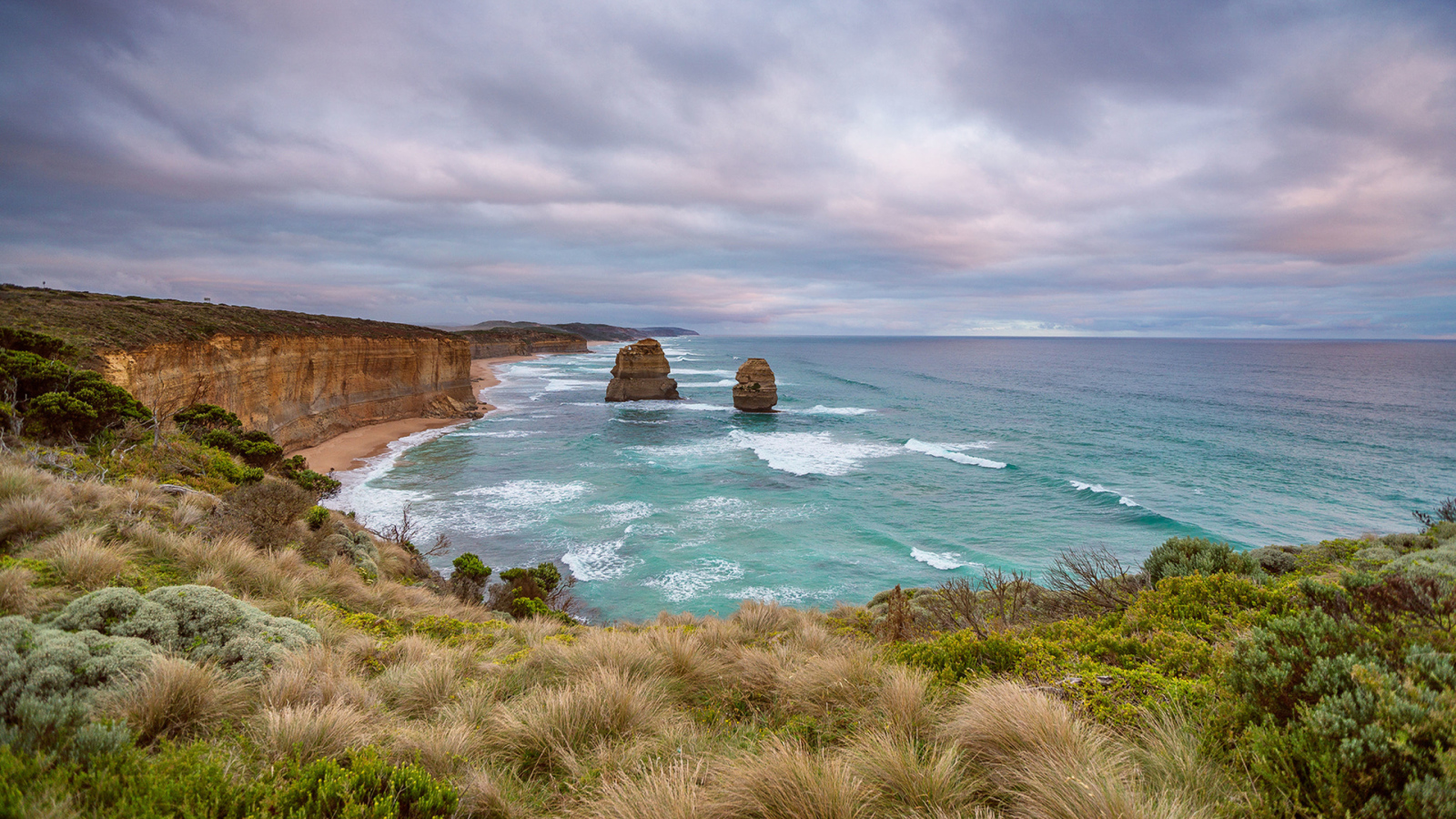 Красивый вид с утеса на морской залив 