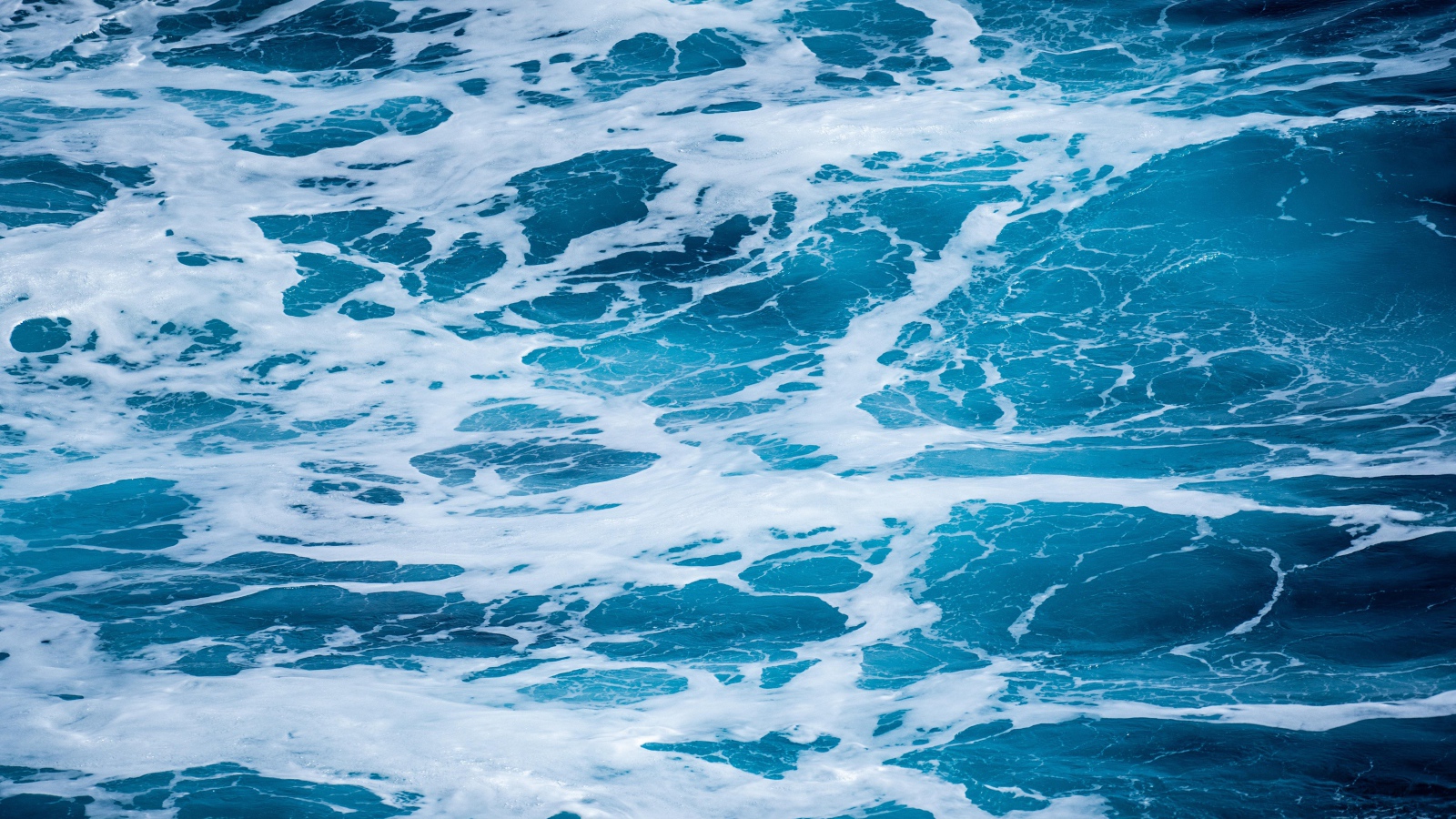 Голубая морская вода с белой пеной