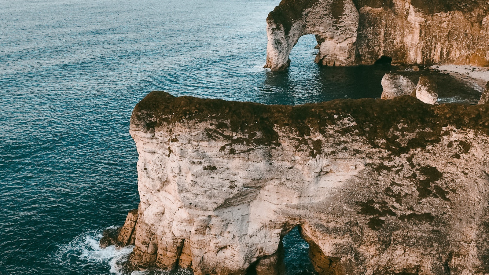 Каменные утесы с арками в океане 