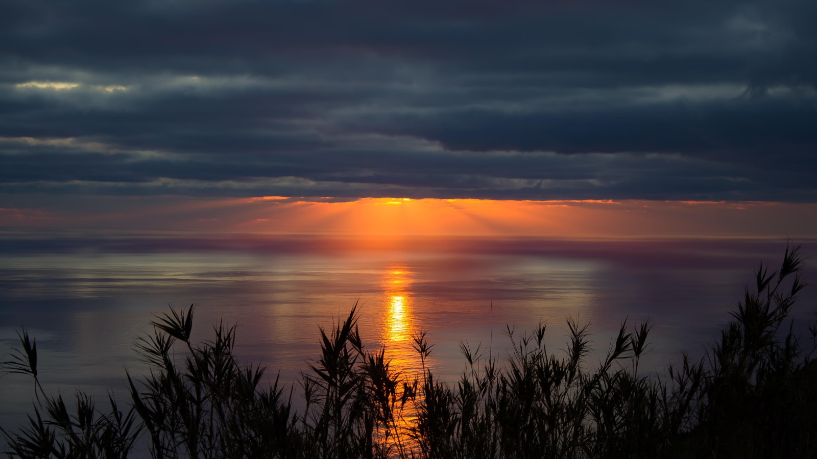 Красивый закат солнца в пасмурном небе 